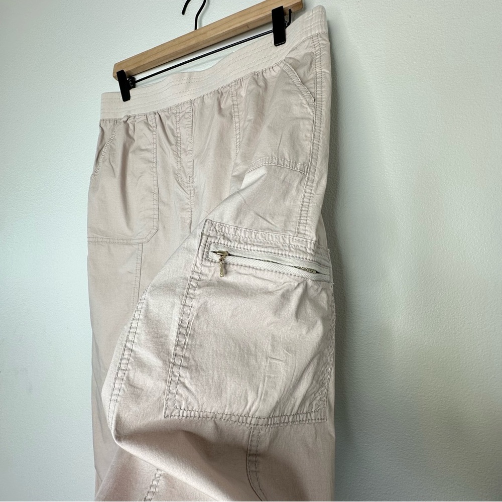 Chicos Convertible Poplin Cargo Pants Cropped Sz US 8 Beige Khaki Beachy Preppy - Picture 2 of 13